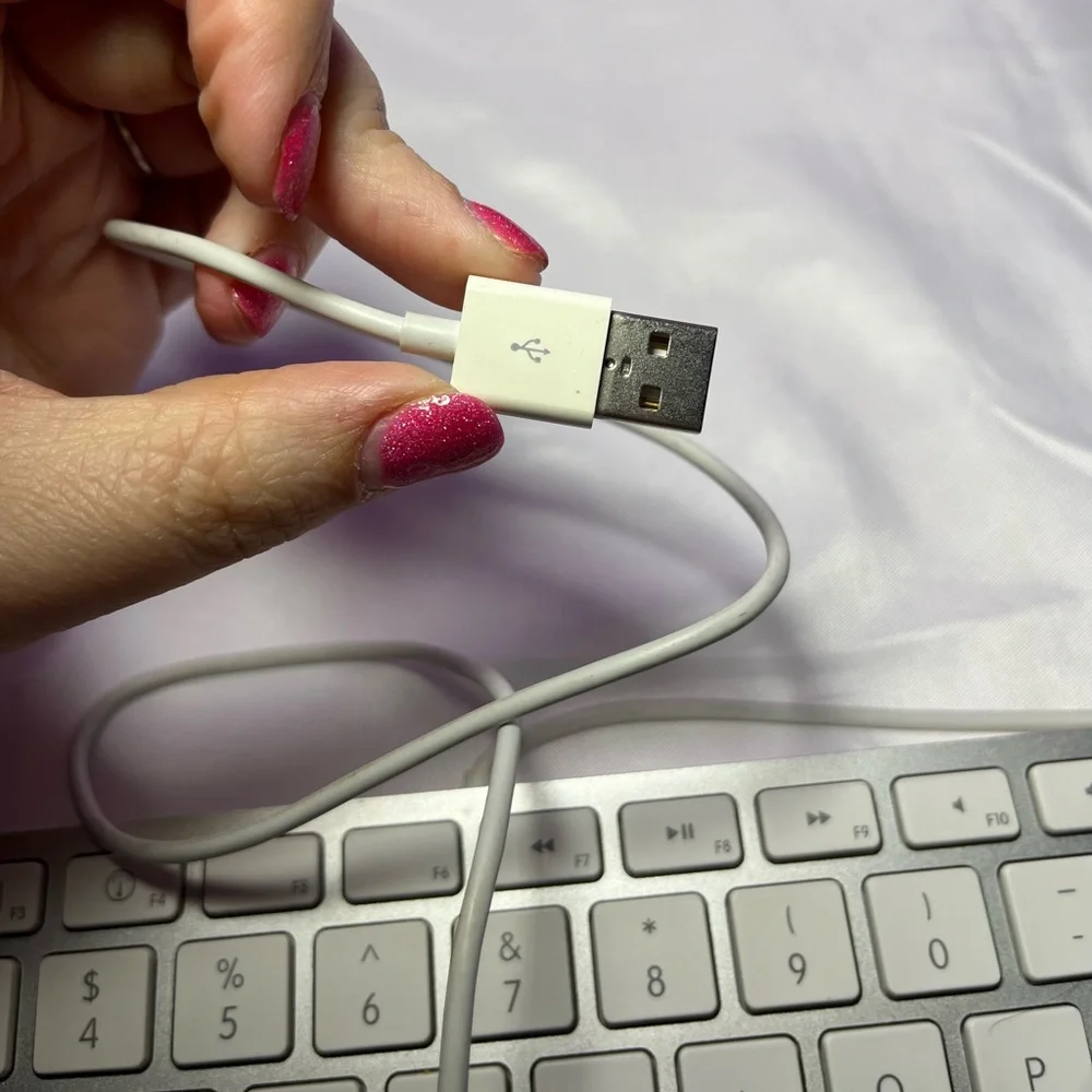 Apple A1243 Wired Keyboard White Slim USB Full Size‎